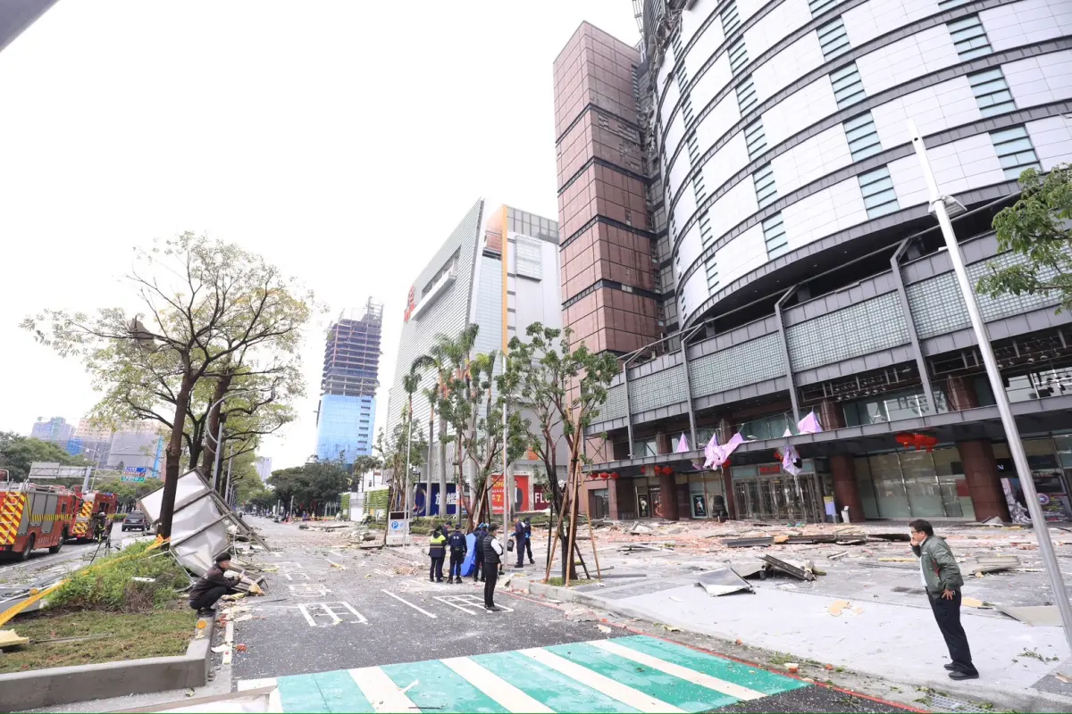 ▲新光三越周邊道路滿佈氣爆碎片，道路將全日管制。（圖／台中市政府提供，2025.02.13）