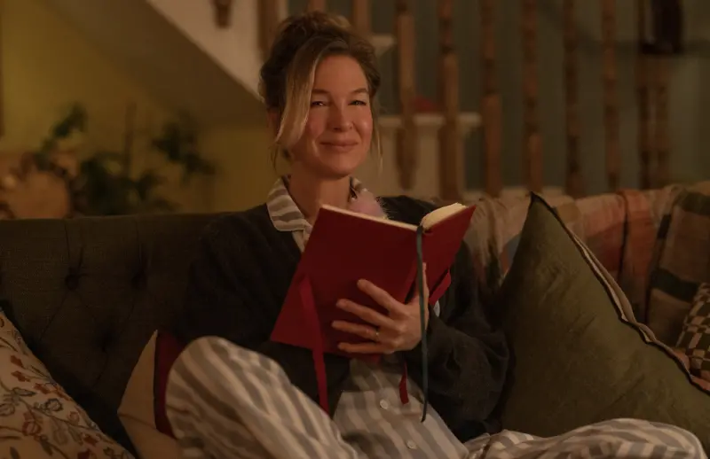 ▲55歲芮妮齊薇格在《BJ單身日記：戀上小鮮肉》和28歲的男星李奧伍道爾大談「母子戀」，她堅稱自己扮演的角色沒有毒、沒有過胖、沒有太大的問題，儘管年紀和感情對象有很大的差距。（圖／UIP提供）