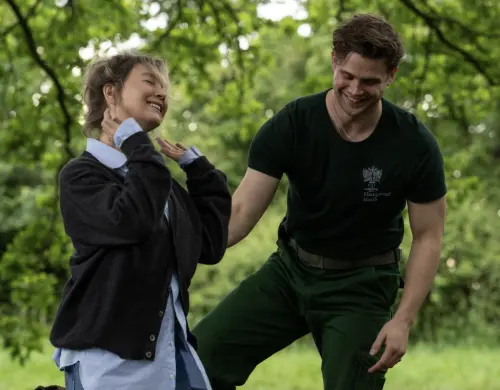 ▲芮妮齊薇格（左）在《BJ單身日記：戀上小鮮肉》和年紀差不多自己一半的李奧伍道爾配成一對，兩人都不覺得有什麼大問題。（圖／UIP提供）