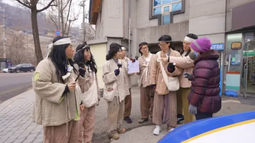 ▲《Running Man》全員扮成奴隸,在首爾街頭執行任務。(圖/翻攝自Running Man 官網) ▲《Running Man》全員扮成奴隸,在首爾街頭執行任務。(圖/翻攝自Running Man 官網)