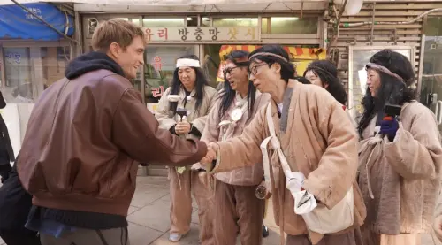 ▲羅伯派汀森(左)和成員們一個個握手。(圖/翻攝自Running Man 官網) ▲羅伯派汀森(左)和成員們一個個握手。(圖/翻攝自Running Man 官網)