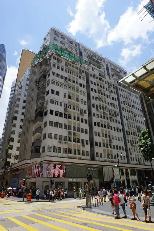 ▲1972年10月14日，香港大丸百貨發生氣爆案，當時的事發大樓在經搶救後持續營業中。（圖／維基百科）