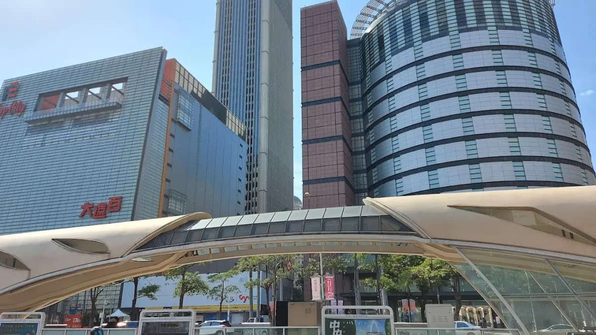 ▲新光三越台中店發生嚴重氣爆，鄰近的台中大遠百也遭受到衝擊，大樓外觀玻璃破裂。（圖／取自Google MAP）