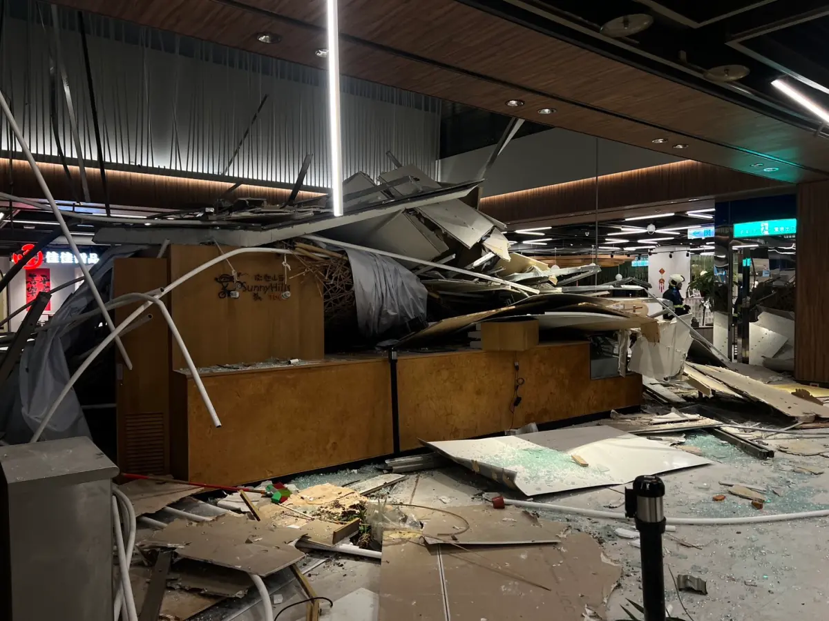 ▲台中新光三越發生氣爆意外，位於氣爆樓層的11樓受到嚴重影響。（圖／台中市消防局提供）