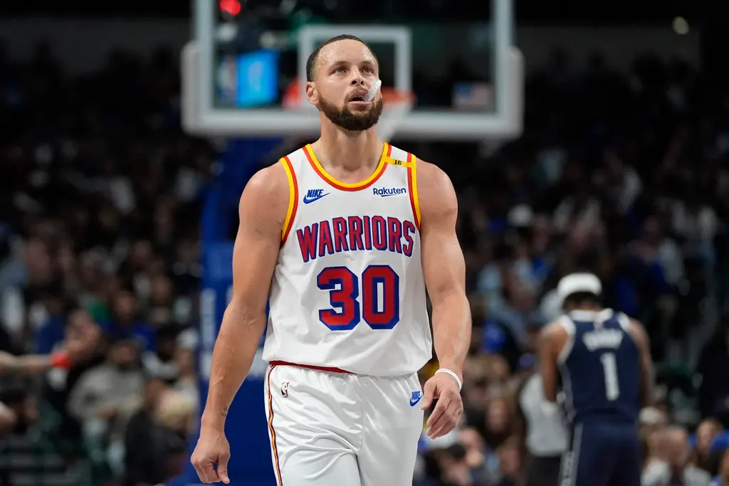 ▲Stephen Curry罰球罕見失手，中斷個人本季末節40罰40中的紀錄。這些有些運氣的球，讓他們最終以107：111落敗，勝率又回到了五成。（圖／美聯社／達志影像）