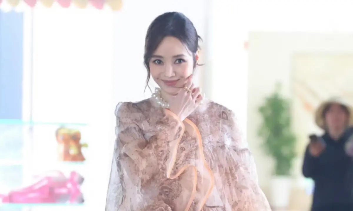 ▲侯佩岑近日離開台灣住進中國上海的飯店，她曝光自己休假一天的日常行程，一覺睡到中午才起床，下午就到百貨公司瘋狂血拚3小時，貴婦生活令人稱羨。（圖／翻攝自微博）