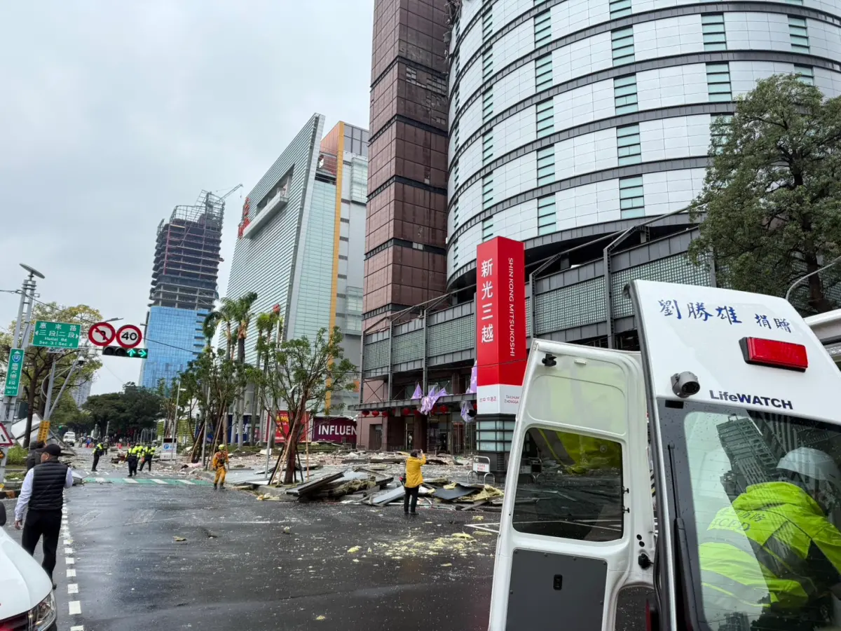 ▲台中新光三越氣爆事件造成澳門一家7口2死5傷，一家7口的身分也曝光，有退休警員、現役特警隊員、當地飯店財神酒店娛樂場的員工。（圖/記者鄧力軍翻攝）