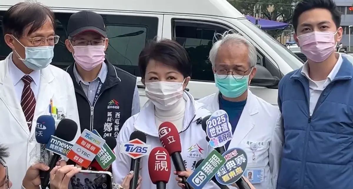 ▲盧秀燕探視傷者後受訪，對於來台觀光的澳門一家7口路過，竟天人永隔感到難過。（圖／讀者提供，2025.02.13）