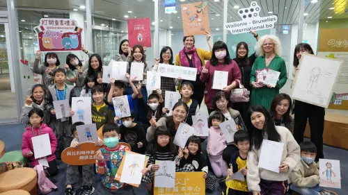 ▲比利時繪本作家默德侯桀(Maud Roegiers)與愛麗絲出版社的蘇菲凡登布里爾(Sophie Van den Bril)，兩位比利時童書專家首次於高雄市立圖書館分享比利時繪本。（圖／高市圖提供）