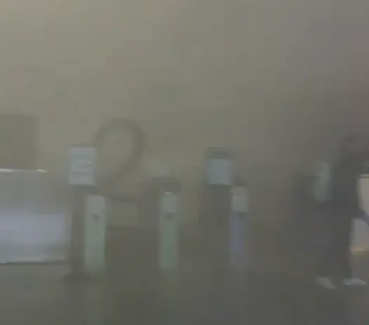 ▲新光三越發生氣爆意外，有民眾正在看電影，逃生時現場全是灰濛濛的粉塵，視線幾乎被遮蔽。（圖／翻攝記者爆料網）