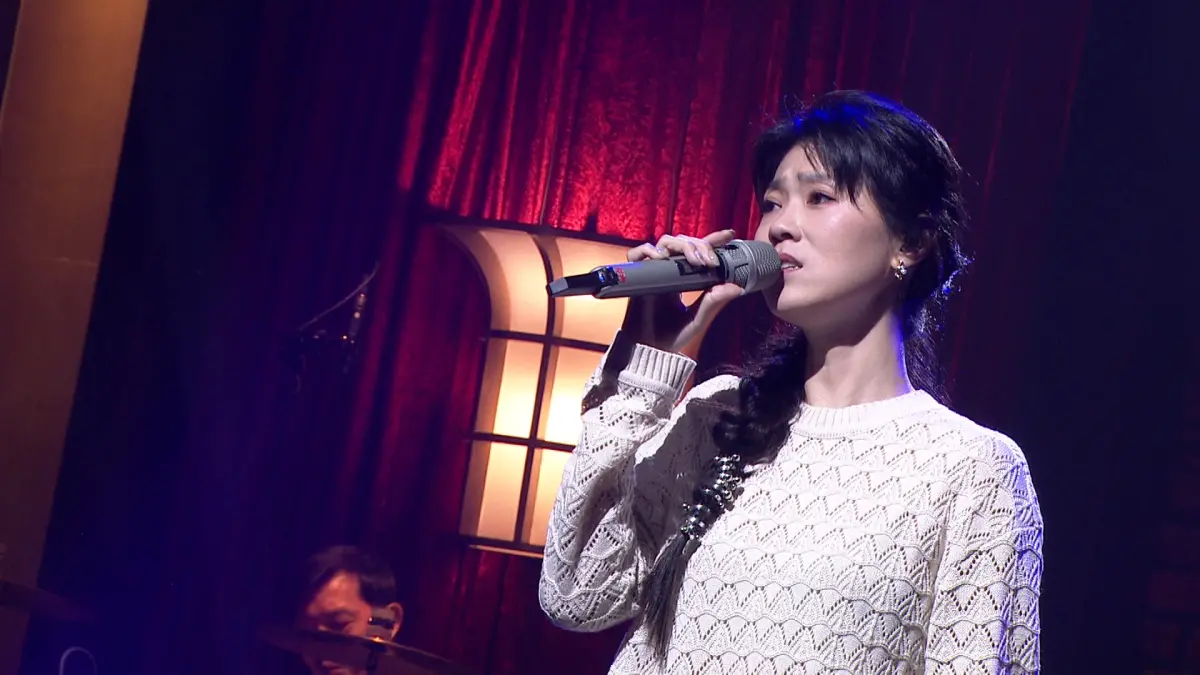 ▲曹雅雯（如圖）今（13）日她錄製節目《那些年那些歌》露面談到受3疾病纏身所苦，厭食問題導致進食後嘔吐、容易頭暈不適，同時還有胃食道逆流，更備受狂粉死亡威脅困擾，讓曹雅雯對家人感到抱歉。（圖／年代提供）