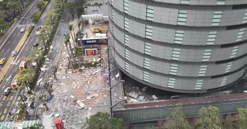    ▲台中新光三越2月13日發生嚴重氣爆意外，造成多人傷亡，爆炸後的殘骸甚至覆蓋3個車道。（圖／台中市消防局提供）  