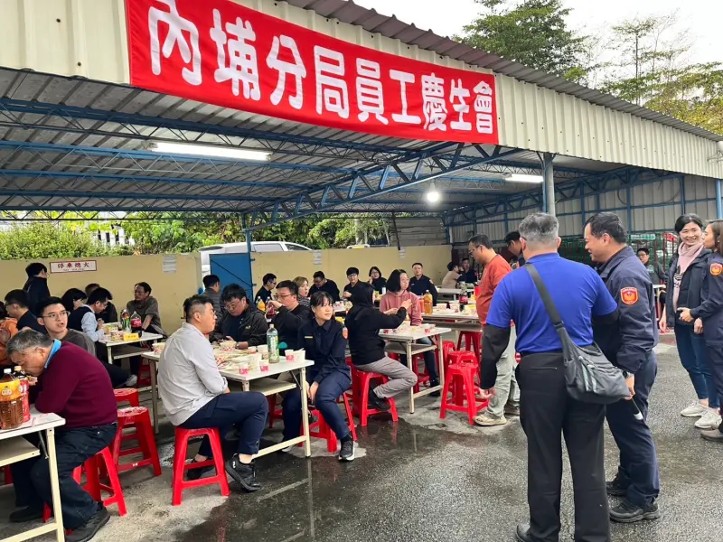 ▲內埔警分局慰勉春節期間執勤員警，舉辦慶生會及燒烤美食慰勞。（圖／內埔警分局提供）