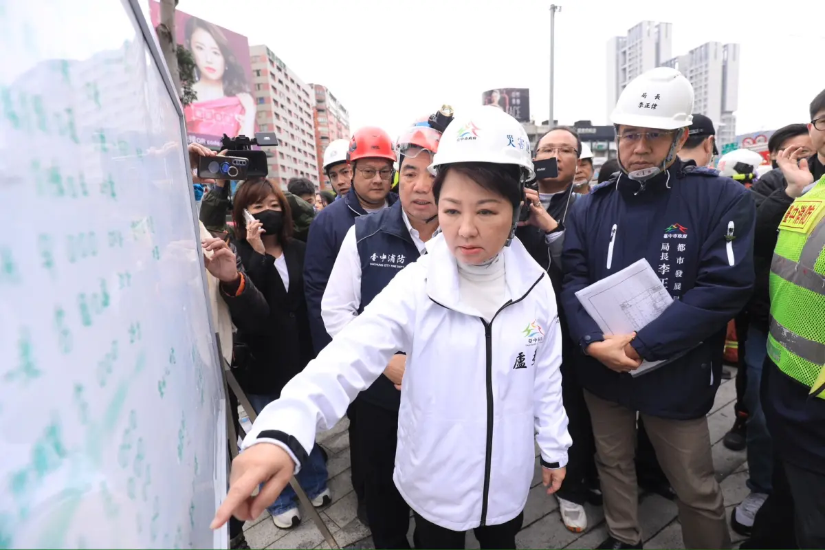 ▲台中氣爆發生原因疑似是位於12樓的美食部門進行裝修拆除作業釀禍，台中市都發局長李正偉（右）表示，沒有收到新光三越櫃位的施工申請。（圖／讀者提供）