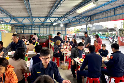 ▲餐車進駐分局，現做熱呼呼美食讓員警暖心又暖胃。（圖／內埔警分局提供）