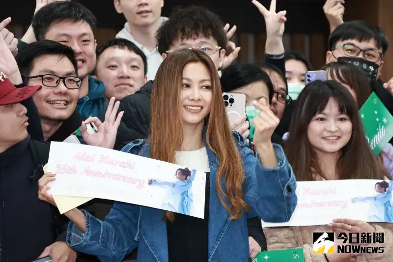 ▲倉木麻衣今天（2／13）來台灣，一現身松山機場就跟粉絲互動頻頻，讓歌迷好開心。（圖／記者吳翊緁攝）