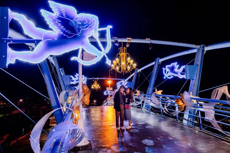 ▲創意燈飾點亮七座漁港，讓夜晚更添魅力吸引大批民眾情侶拍照打卡。（圖／屏東縣府提供）