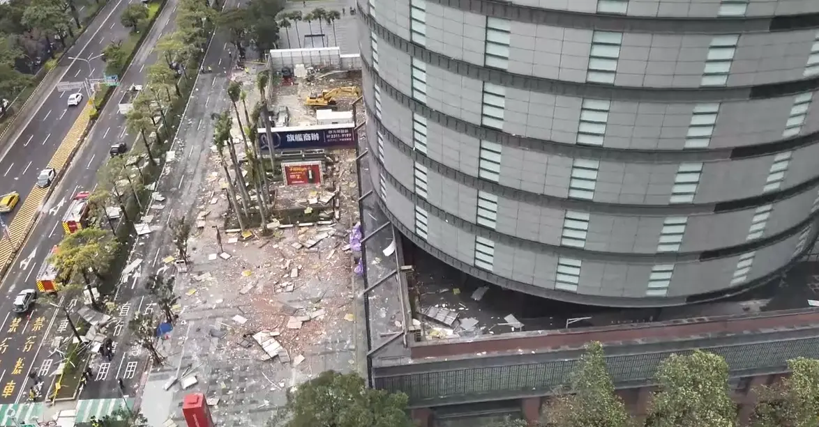 ▲一樓的人行道上，也全被炸裂的玻璃和碎片給完全覆蓋，這些碎片還波及到3個汽車道，影響範圍非常大。（圖／台中市消防局提供）