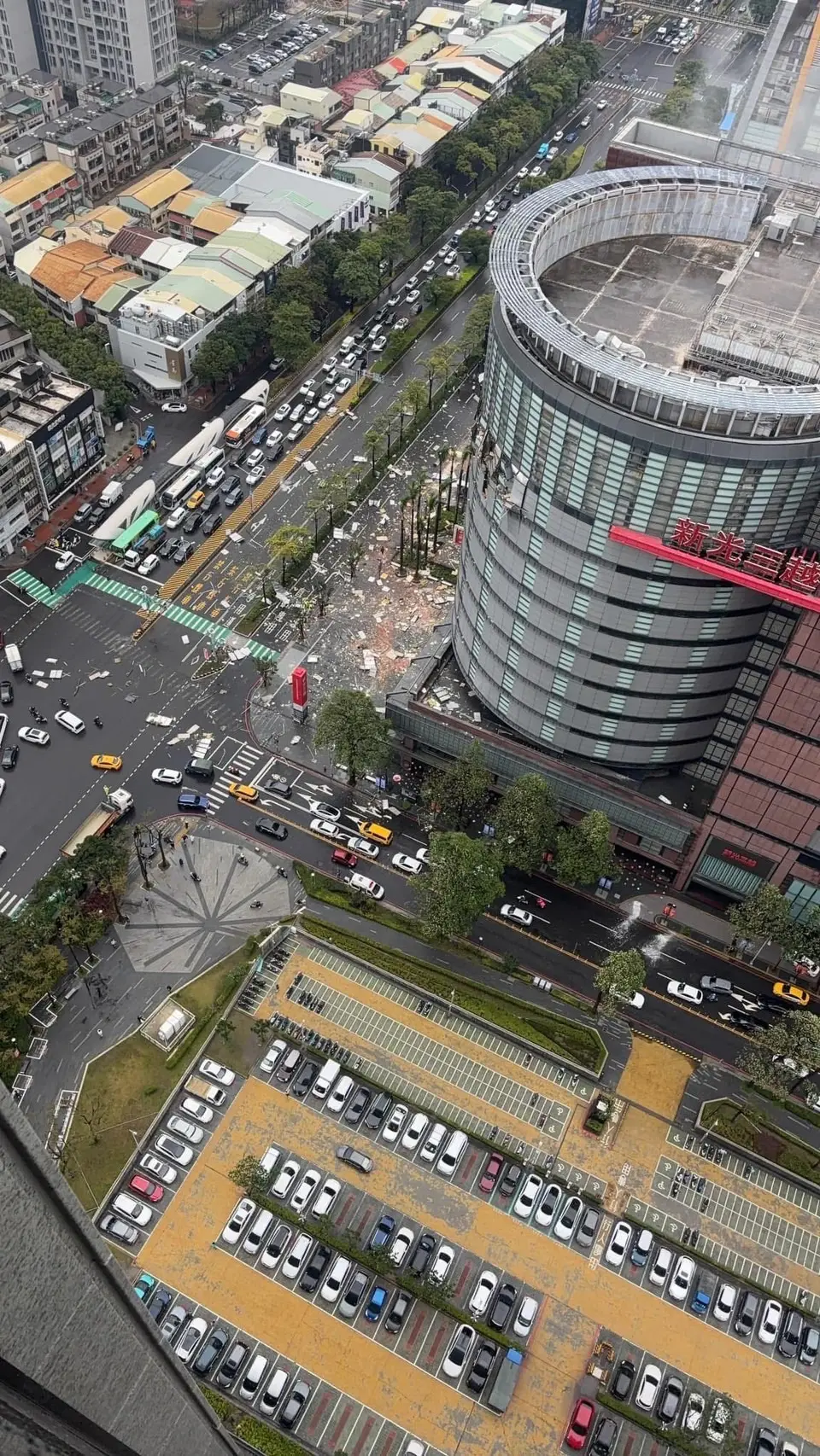 ▲新光三越下午16：15開放周邊局部交通管制(翻攝畫面)