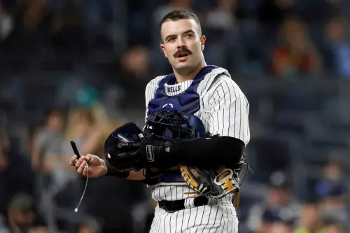 ▲PitchCom是MLB於2022年春訓 開始測試的一種通訊裝置，並於當年例行賽正式啟用。該裝置可讓投手、捕手以及最多三名守備球員透過無線通訊來傳遞投球指示。（圖／美聯社／達志影像）