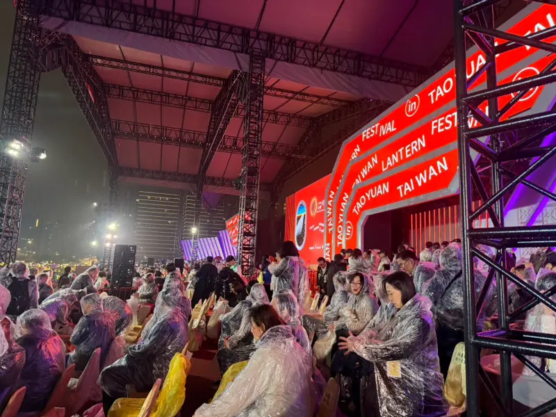 ▲台灣燈會開幕當天下大雨，不少民眾冒雨欣賞點燈。（圖／NOWnews）