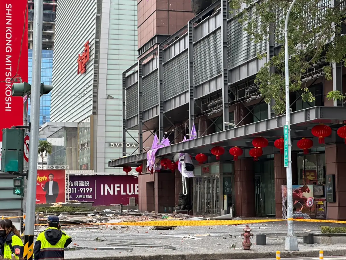 ▲台中新光三越13日上午11時33分許驚傳氣爆意外，釀4死31傷，疑似是因12樓進行裝潢拆除施工而導致。（圖／民眾提供）