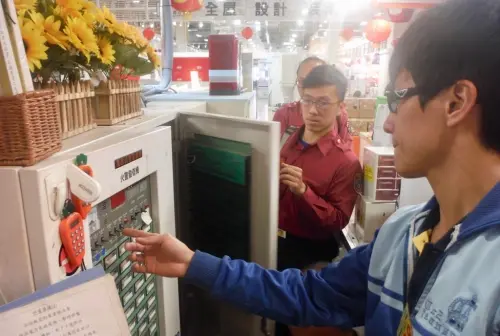 ▲消防局針對百貨、賣場、量販店、超級市場等場所,全面進行消防安全設備、防焰物品之使用及防火管理等消防安全檢查。(圖/南市府提供) ▲消防局針對百貨、賣場、量販店、超級市場等場所,全面進行消防安全設備、防焰物品之使用及防火管理等消防安全檢查。(圖/南市府提供)