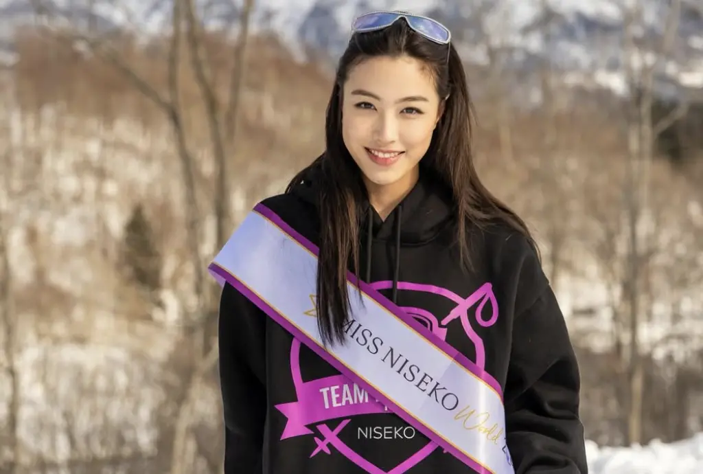 ▲游鴻明的女兒游宇潼外型神似周海媚，曾被網友掰說是周海媚和游鴻明的小孩。近期她也進軍樂壇要推出專輯，但因為工作太忙、需要獨處時間，和醫院富三代男友楊博翰已分手，為此有些感傷。（圖／摘自IG）