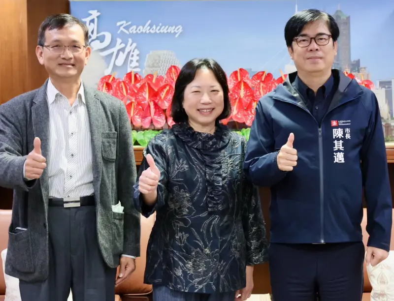 ▲加拿大國華台灣食品公司董事長周怡華(中)，由高雄市政府海洋局局長黃登福(左)陪同，拜會高雄市長陳其邁(右)。(圖／高雄市政府海洋局提供)