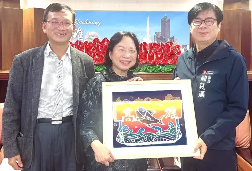 ▲加拿大國華台灣食品公司董事長周怡華(中)，由高雄市政府海洋局局長黃登福(左)陪同，拜會高雄市長陳其邁(右)，市長陳其邁致送大漁旗，以感謝加拿大國華台灣食品公司協力行銷高雄水產品至加拿大。(圖／高雄市政府海洋局提供)