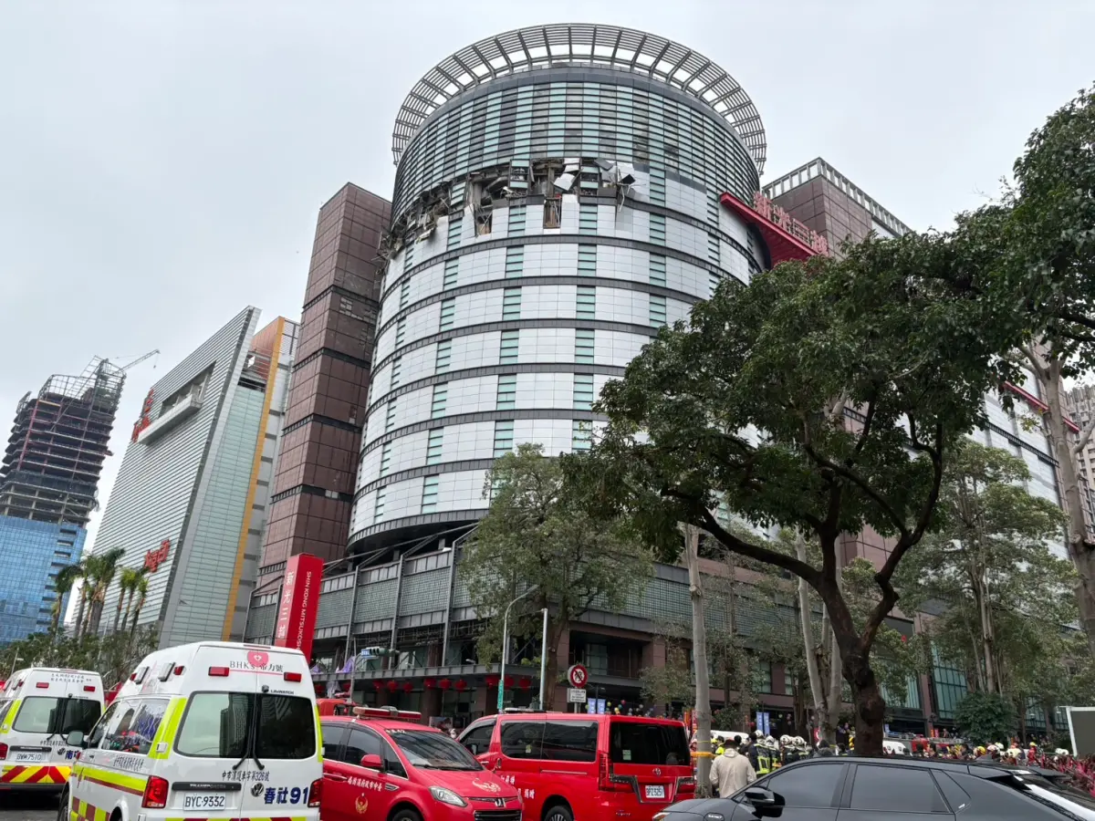 ▲台中新光三越氣爆釀死傷，公 下午聲明，負起應負責任，並針對罹難者提供100萬元致哀。（圖／記者金武鳳攝，2025.2.13)   