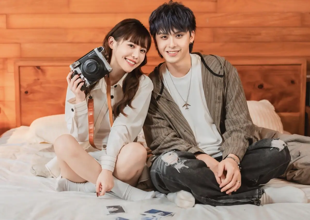 ▲田亞霍（右）與紀卜心在〈紙屑〉MV大演「床戲」，彼此本來就是認識多年的朋友，加上是田亞霍的妻子提議他們一起拍攝，根本不需要先報備。（圖／猫少娛樂工作室提供）