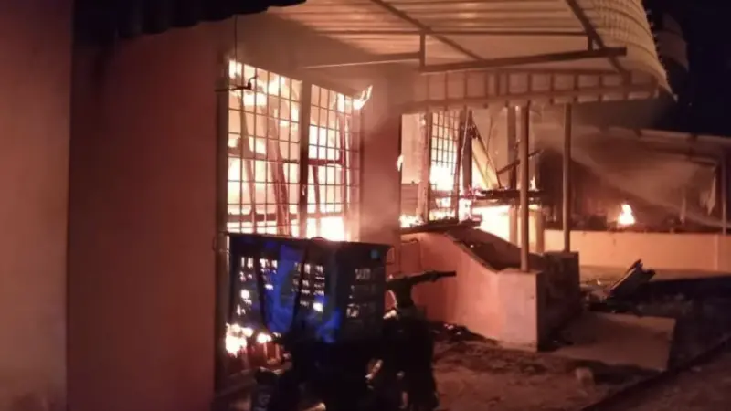 ▲馬來西亞麻六甲一間民宅發生大火，造成一家5人喪命。（圖／翻攝自中國報）