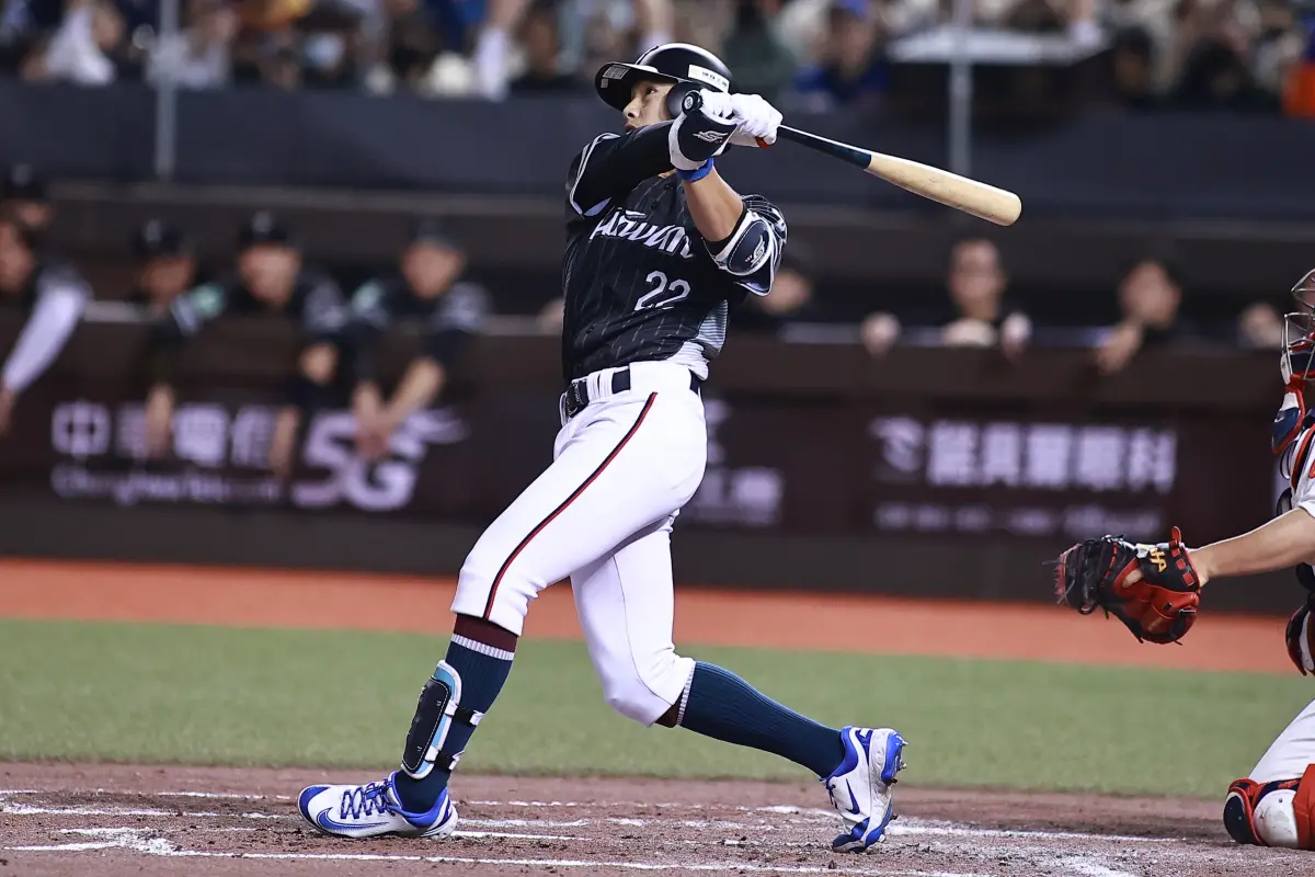 ▲中華隊內野手李宗賢在台韓交流賽G2先發鎮守二壘，繳出2打數1安打、1打點、1保送，他表示前役交手樂天巨人是他自己第一場正式賽，「當下沒想太多，就享受比賽，當作正式賽的概念，抱持解決掉對方的心情。（圖／記者葉政勳攝 , 2025.02.13）