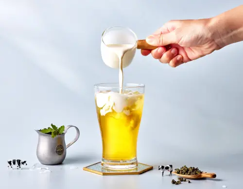 情人節草莓慕斯買一送一!9大手搖優惠一覽 迷客夏茶拿鐵2杯99元 ▲1955阿義鳳梨冰新品輕乳茶「加10元多一杯」窨藏茉莉或冬片單茶。(圖/1955阿義鳳梨冰提供)