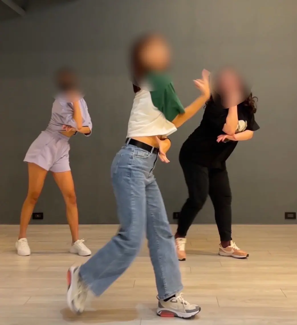 ▲少輔員另得知小花喜歡跳舞，曾是熱舞社的一員，也會在抖音拍攝舞蹈短影音，陪伴小花一起前往熱舞教室一起跳舞。（圖／高市警少年隊提供）