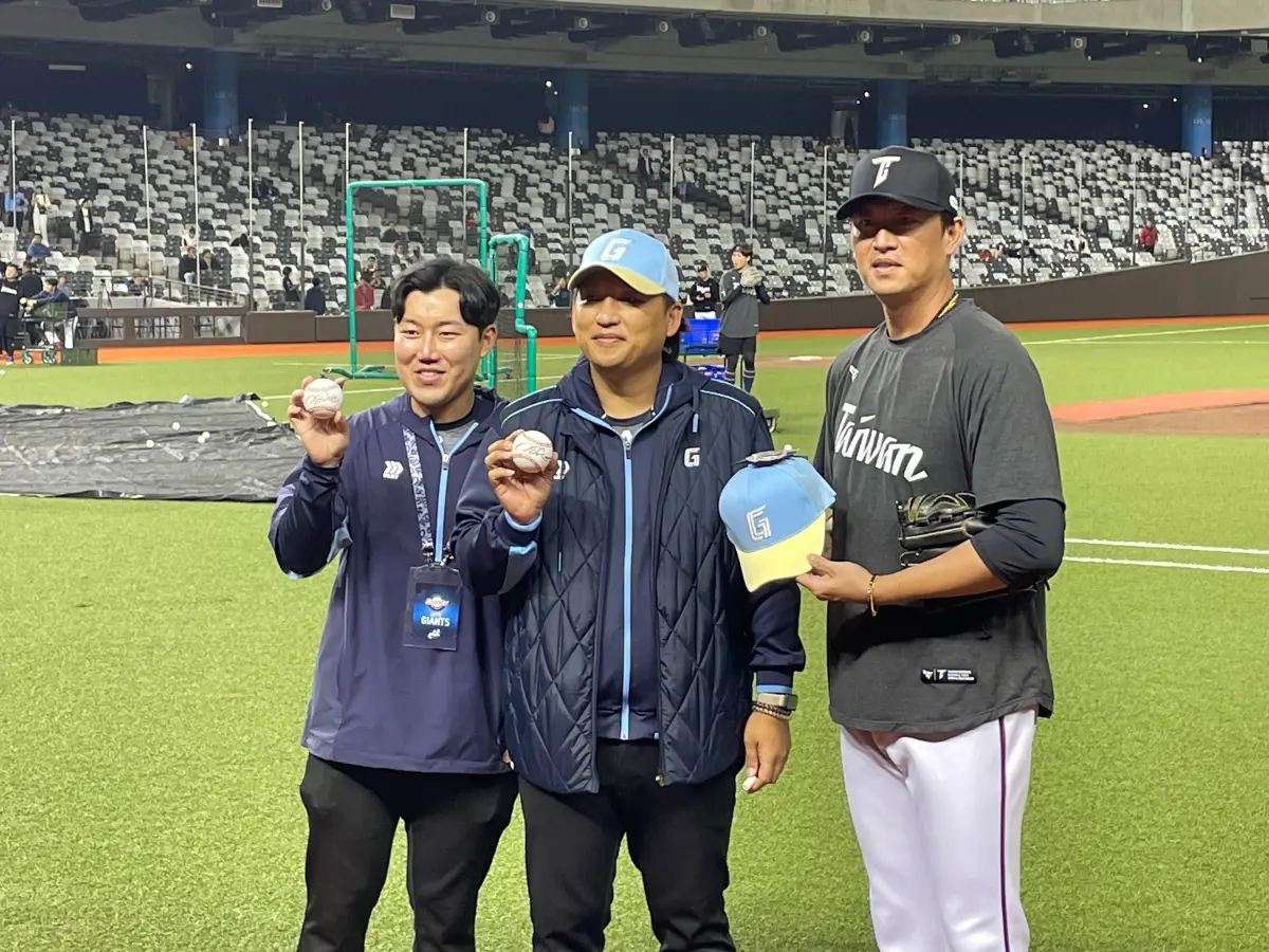▲備戰2026年第6屆WBC世界棒球經典賽資格賽（World Baseball Classic Qualifiers），中華隊今（13）日持續交手韓國職棒樂天巨人，不過賽前場邊出現有趣的畫面，前樂天投手羅承賢，特別向中華隊投手教練王建民要簽名，見到王建民時，羅承賢瞬間化身為小迷弟。（圖／記者葉政勳攝 , 2025.02.13）