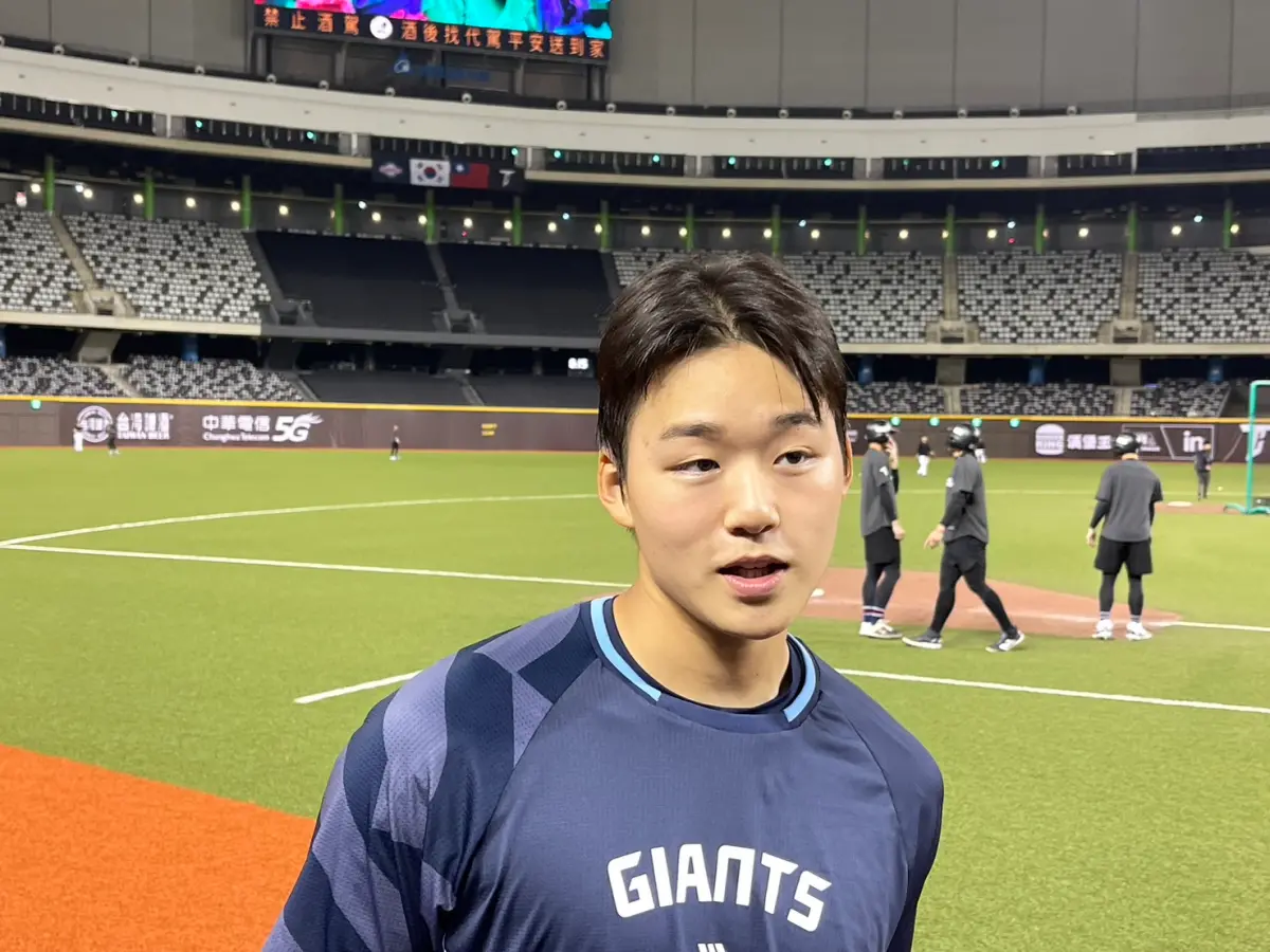 ▲朴埈佑在去年7月開始使用PitchCom電子儀器，來聽取捕手發送的暗號，他稱讚台灣球迷很熱情，但否認表現因為巨大應援聲被影響。（圖／記者林子翔攝）