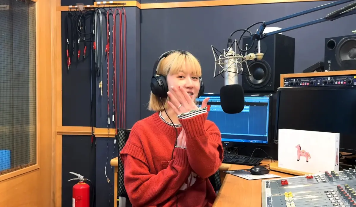 ▲《青春點點點》、《馬克信箱》、《上班可以聽》、《綜藝3國智》的主持人瑪麗（本名：吳宜媚）宣布被Joy求婚成功的好消息，歐馬克（本名：沈子煜）跟妻子Katia是「求婚大作戰」的成員之一。（圖／上班可以聽YouTube）