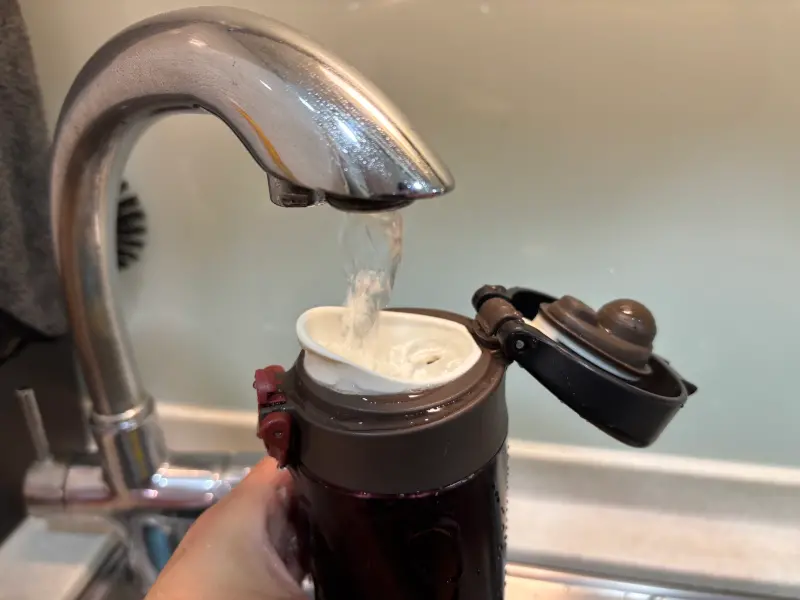 ▲保溫瓶別再只用清水沖洗了，沒洗乾淨的保溫瓶可能會影響健康。（圖／記者徐銘穗攝）