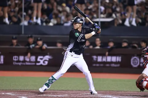 ▲中華隊在六局上靠著陳文杰的高飛犧牲打，將比數追平，雙方形成2：2平手。（圖／記者葉政勳攝 , 2025.02.13）