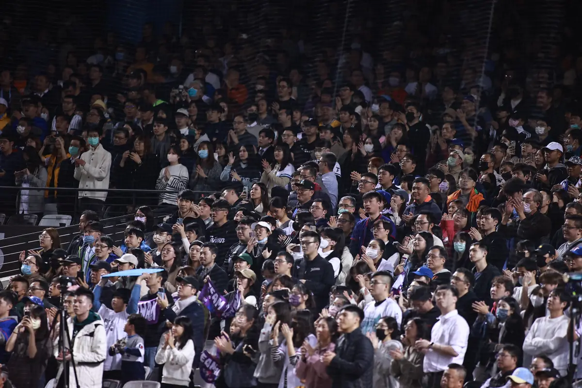 ▲中華隊與韓職KBO樂天巨人一軍舉辦台韓交流賽，雖然場地因為交付關係，只能辦在週三、四平日晚間時段，但台灣棒球迷依舊相挺，2天比賽下來觀賽人數突破4萬，來到40115人。（圖／記者葉政勳攝 , 2025.02.13）