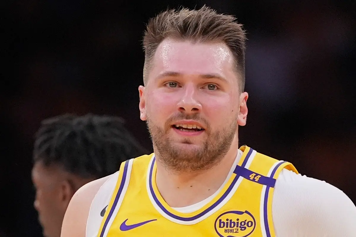 ▲根據《The Athletic》多名記者指出，達拉斯獨行俠在去年11月，表示Luka Doncic因手腕傷勢缺席5場比賽，實際上獨行俠是利用這段期間，幫助Doncic找回體能狀態，最終仍未收到效果。（圖／美聯社／達志影像）