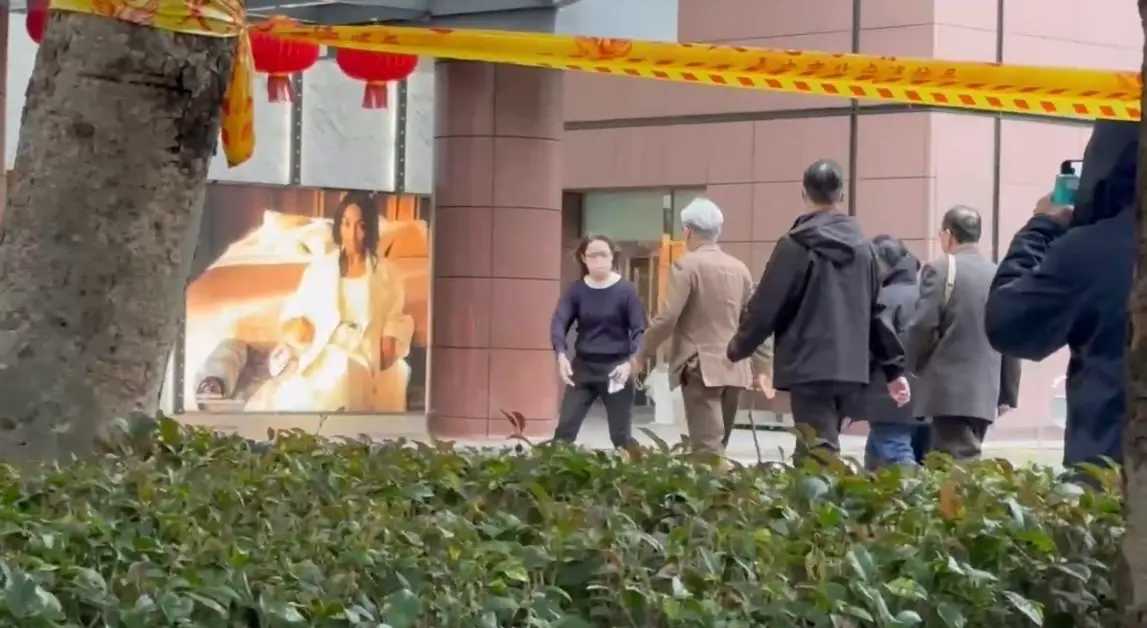 ▲新光三越董事長吳東昇在下午3點多抵達新光三越中港店。（圖／翻攝畫面）