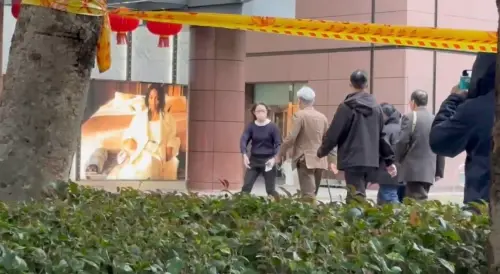 ▲新光三越董事長吳東昇在下午3點多抵達新光三越中港店。（圖／翻攝畫面）