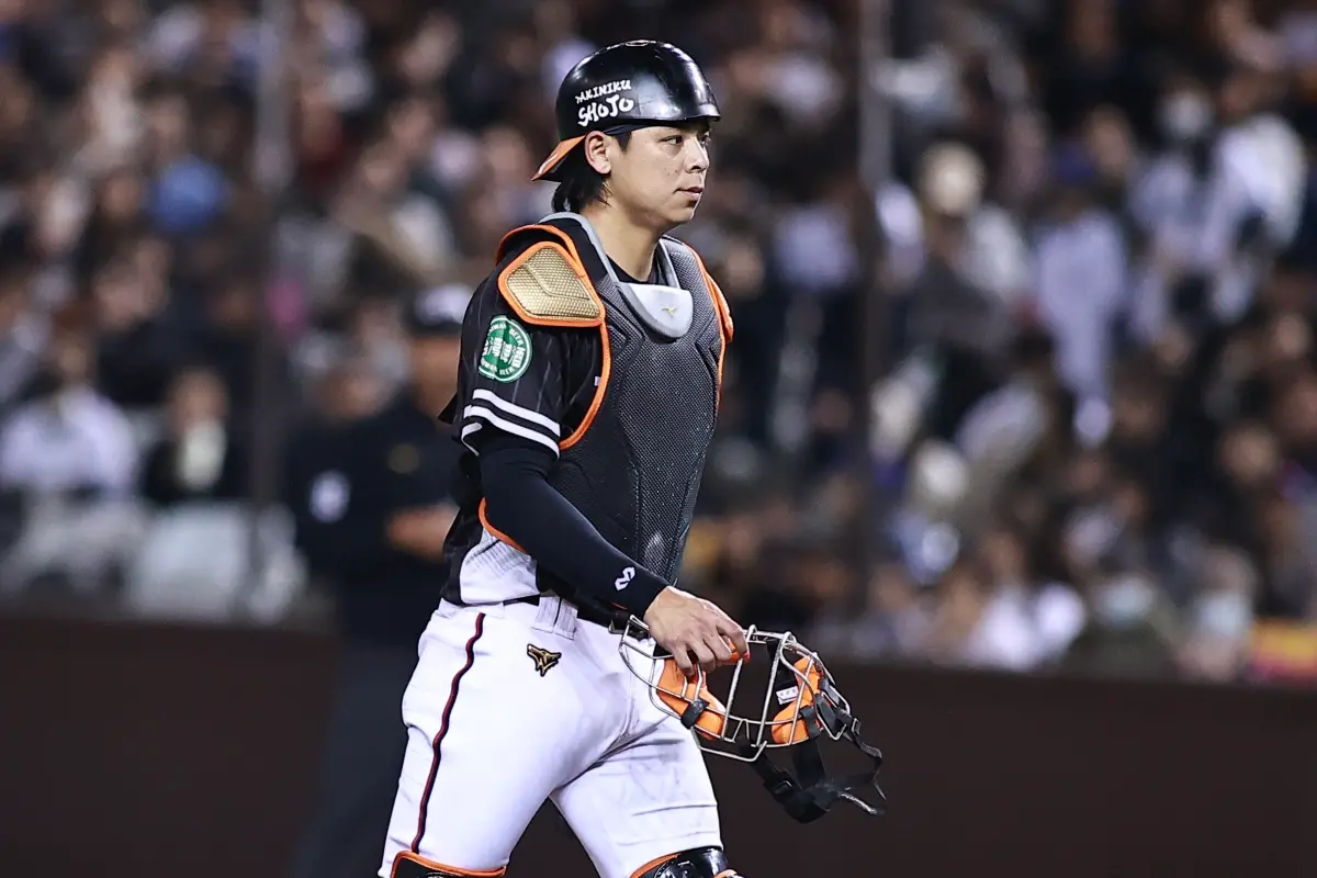 ▲陳重羽4局下以「甲斐式雷射肩」阻殺美技，化解樂天巨人攻勢，引發大巨蛋超過2萬名球迷歡聲雷動，擔任CPBL TV球評的「草總」謝長亨也讚嘆：「陳重羽這球真的傳很準！」（圖／記者葉政勳攝 , 2025.02.13）