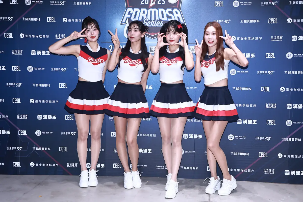 ▲韓職樂天巨人啦啦隊的4位女孩（如圖）帶來震撼「韓式應援」，讓台灣球迷印象深刻，更因此比較起台韓差異，有粉絲認為台灣啦啦隊出現2敗筆，看久了會有點尷尬。（圖／記者葉政勳攝）