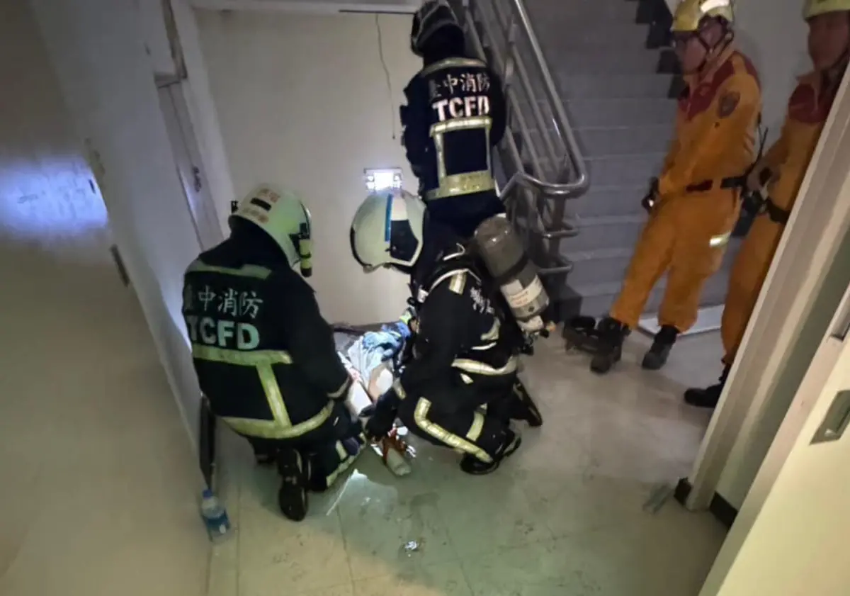 ▲台中新光三越13日中午發生嚴重氣爆意外，其中一名23歲林姓女樓管身亡，在樓梯間被消防員尋獲。（圖/台中義勇消防特搜大隊提供）