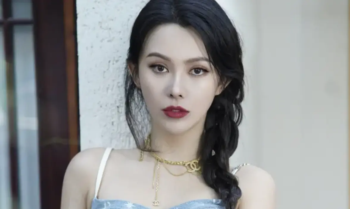 ▲蔡岳勳新歡被爆是中國小咖女星尚娜（如圖），她臉蛋美豔高冷，據傳與蔡岳勳在中國拍戲都是出雙入對，導致這段緋聞圈內人都知情。（圖／尚娜微博）