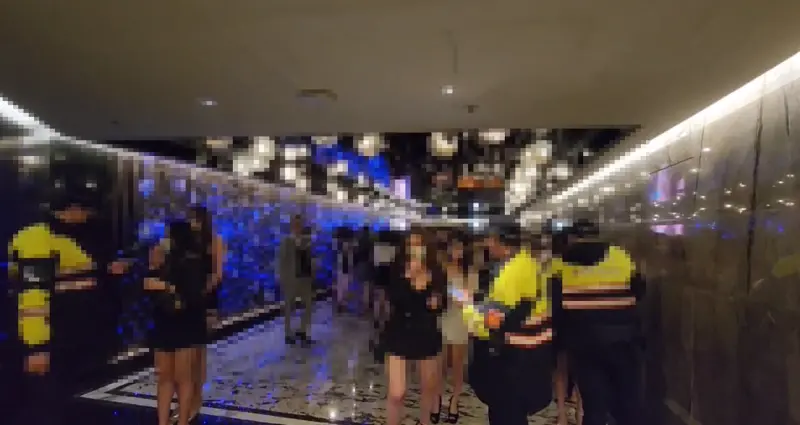 ▲台北市警局執行掃蕩黑幫專案，警察局長李西河也到中山分局視察並親自率隊臨檢。（圖／台北市警局提供）